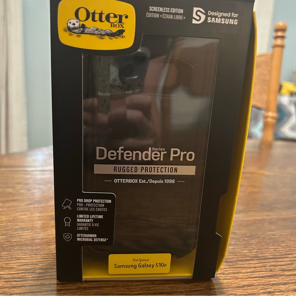 Samsung Galaxy S10e Otterbox Defender Case